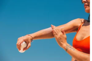 La importancia de saber que va primero el protector solar o la crema hidratante