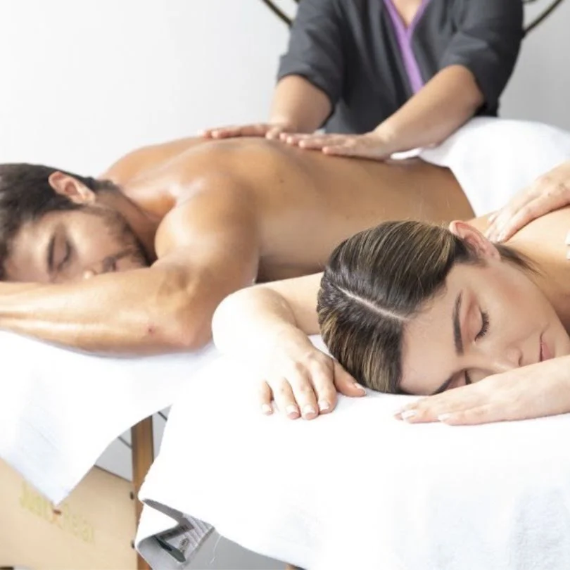 Pareja masaje relajante spazio di vita